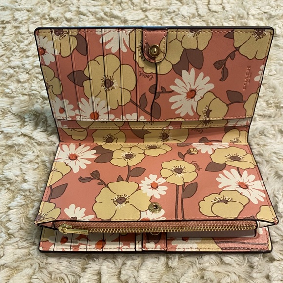 NWT Coach Slim Zip Leather Wallet with Floral Cluster Design - Picture 3 of 9